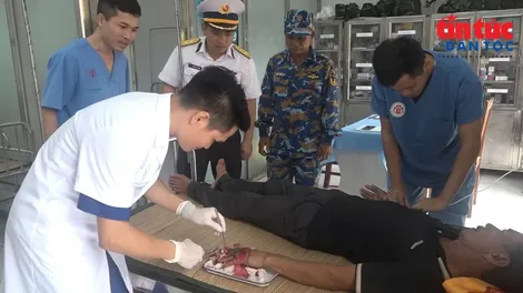 Bệnh xá đảo Song Tử Tây cấp cứu ngư dân bị tai nạn lao động