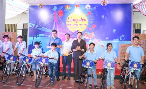 Đoàn Trung ương MTTQVN và TP Cần Thơ thăm, tặng quà Tết Trung thu tại Trung tâm Công tác xã hội TP Cần Thơ