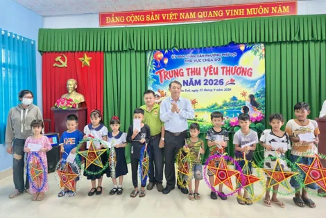 Trẻ em và hộ dân có hoàn cảnh khó khăn tại phường Phú Lợi vui Tết Trung thu