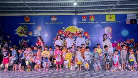 Đêm hội trăng rằm ở phường Vị Tân
