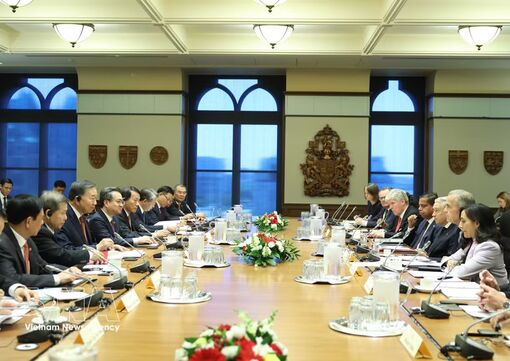 Top leader holds talks with Canadian Prime Minister