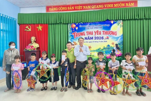 Trẻ em và hộ dân có hoàn cảnh khó khăn tại phường Phú Lợi vui Tết Trung thu