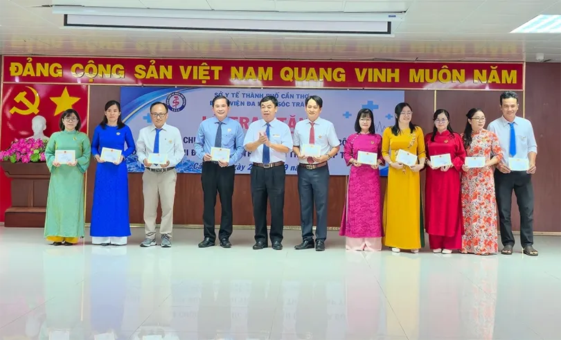 150 cá nhân thuộc Bệnh viện Đa khoa Sóc Trăng nhận Kỷ niệm chương “Vì sức khỏe nhân dân”
