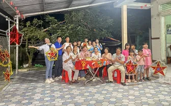 Ấm áp tình thân từ những chiếc lồng đèn tre