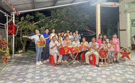 Ấm áp tình thân từ những chiếc lồng đèn tre