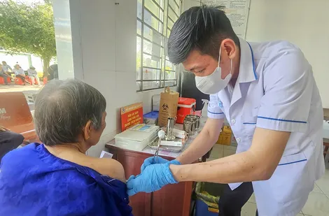 Người cao tuổi nên tiêm những vắc-xin gì?