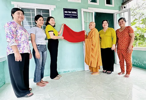 Bàn giao nhà tình thương tặng hộ Khmer nghèo đón Lễ Sene Đôlta