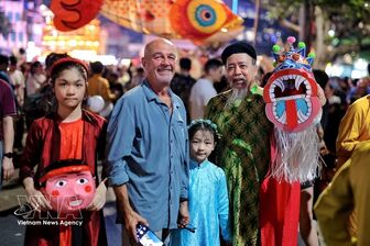 Thang Long cultural symbols featured in Mid-Autumn lantern parade around Hoan Kiem Lake