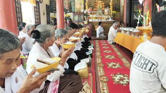 ទិដ្ឋភាព​ពុទ្ធ​បរិស័ទ​អញ្ជើញ​ចូល​រួម​ពិ​ធី​កាន់​បិណ្ឌ​ទី​១ នៅ​វត្ត​មុនី​រង្សី​