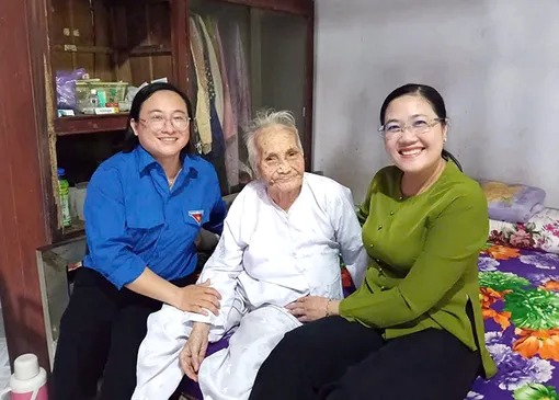 Tặng quà hơn 1.470 gia đình chính sách, người có công với cách mạng