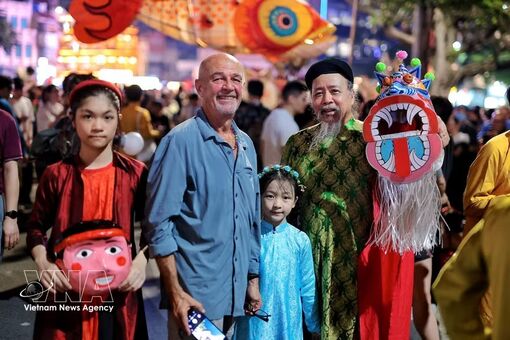 Thang Long cultural symbols featured in Mid-Autumn lantern parade around Hoan Kiem Lake