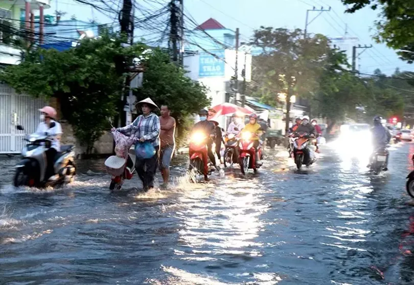 Mưa dông gia tăng từ Huế đến Nam Bộ, cảnh báo lốc sét nguy hiểm