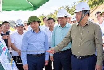 Deputy PM Pham Gia Tuc urges faster progress on two northern expressway projects