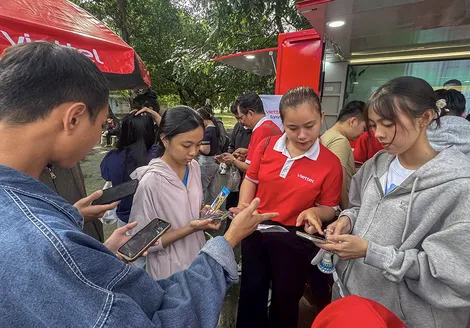 Gần 1.000 bạn trẻ tham gia Ngày hội tân sinh viên