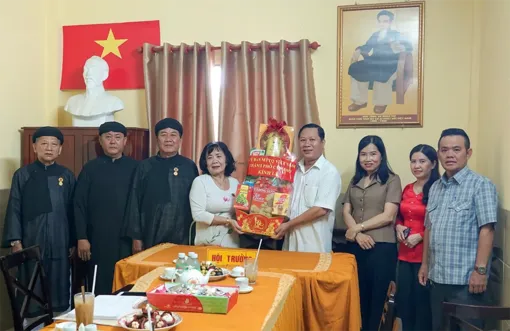 Lãnh đạo TP Cần Thơ thăm chức sắc, chức việc, tín đồ nhân kỷ niệm 68 năm Ngày viên tịch của Đức Tông Sư Minh Trí