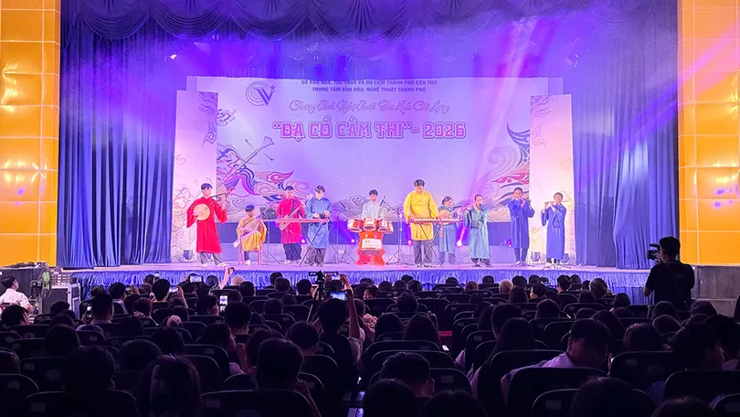 “Dạ cổ Cầm Thi” - đưa sân khấu đến gần với học sinh, sinh viên