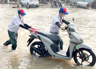 Hồng Đức chung tay hỗ trợ người dân xử lý sự cố xe máy do triều cường