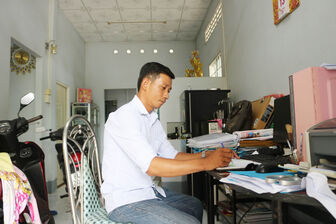 លេខា​សាខា​បក្ស​ជិត​ដិត​នឹង​ប្រ​ជា​ជន​