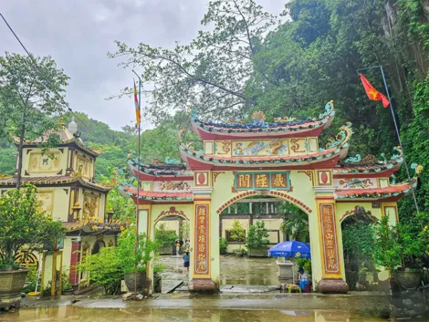 Đến Hòn Chông, viếng Chùa Hang, ngắm Hòn Phụ Tử