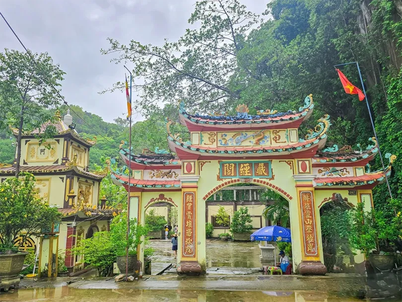 Đến Hòn Chông, viếng Chùa Hang, ngắm Hòn Phụ Tử