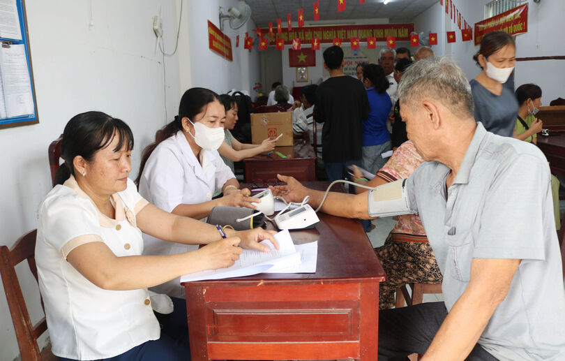 ប្រ​ជា​ជន​រីក​រាយ​ពេល​ទទួល​បាន​ប័ណ្ណ​ធា​នា​រ៉ាប់​រង​សុខា​ភិបាល​
