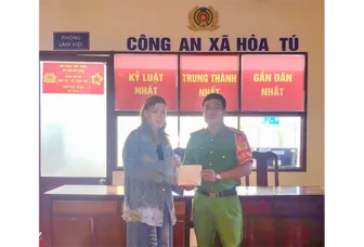 Công an xã Hòa Tú trao trả tài sản cho người dân bị bỏ quên