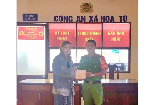 Công an xã Hòa Tú trao trả tài sản cho người dân bị bỏ quên