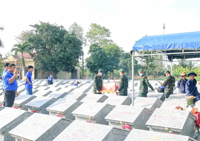 Lấy mẫu sinh phẩm hài cốt 221 liệt sĩ chưa xác định thông tin tại Nghĩa trang Liệt sĩ Thạnh Trị
