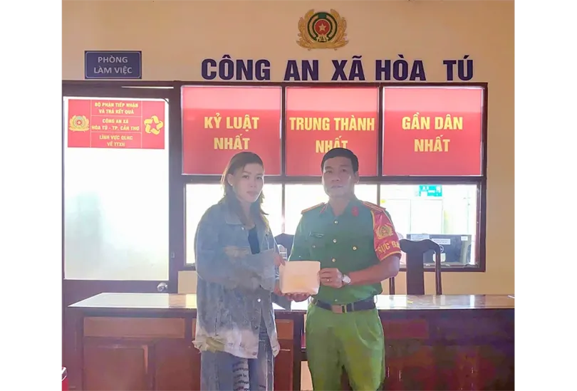Công an xã Hòa Tú trao trả tài sản cho người dân bị bỏ quên