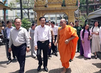 លេខា​គណៈ​កម្មា​ធិ​ការ​បក្ស​ទី​ក្រុង​កឹង​ធើ​ ប្រ​សិទ្ធ​ពរ​ជន​រួម​ជាតិ​ខ្មែរ​នា​ឱ​កាស​បុណ្យ​សែន​ដូន​តា