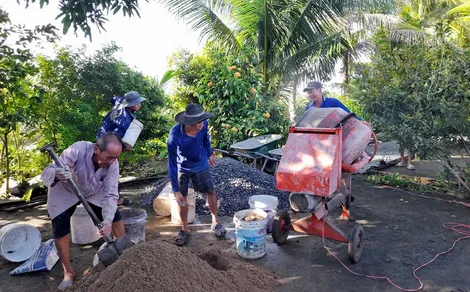 Nông dân chung sức xây dựng đường giao thông