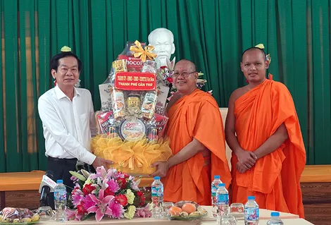 Bí thư Thành ủy Cần Thơ chúc mừng đồng bào dân tộc Khmer nhân dịp lễ Sene Dolta