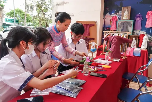 Kể chuyện áo dài