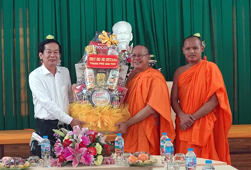 Bí thư Thành ủy Cần Thơ chúc mừng đồng bào dân tộc Khmer nhân dịp lễ Sene Dolta