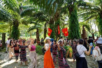 International friends impressed by Vietnamese culture