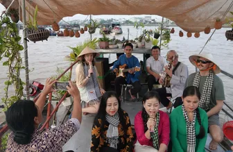 Du khách nước ngoài thích thú nghe đờn ca tài tử trên Chợ nổi Cái Răng