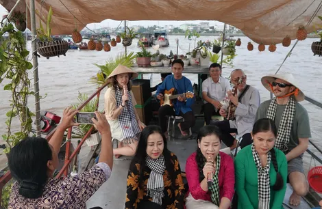 Du khách nước ngoài thích thú nghe đờn ca tài tử trên Chợ nổi Cái Răng