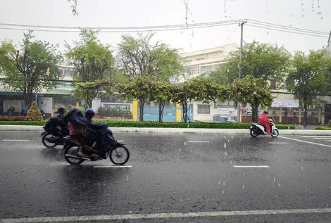 Nguy cơ tai nạn từ thói quen trùm áo mưa qua đầu xe máy