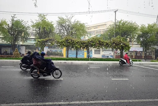 Nguy cơ tai nạn từ thói quen trùm áo mưa qua đầu xe máy