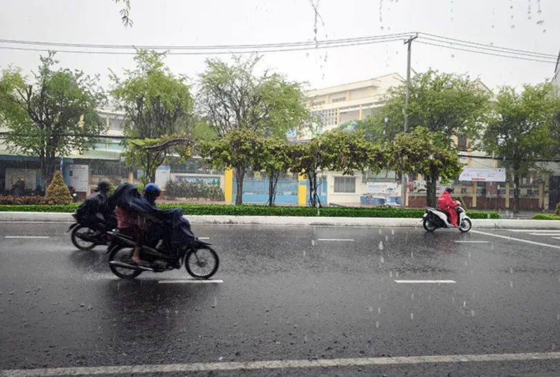 Nguy cơ tai nạn từ thói quen trùm áo mưa qua đầu xe máy