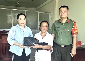 Trao trả 18 triệu đồng cho người đánh rơi
