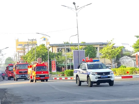Diễu hành hưởng ứng Ngày toàn dân phòng cháy, chữa cháy