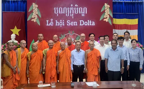 Lãnh đạo thành phố thăm, tặng quà dịp lễ Sene Dolta năm 2026 tại phường Sóc Trăng
