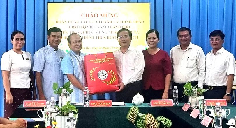 Phó Bí thư Thành ủy Trần Văn Huyến thăm, chúc mừng lễ Sene Dolta tại xã Nhơn Mỹ và Thới An Hội