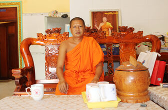 ព្រះ​ចៅ​អធិ​ការ​រួម​ចំ​ណែក​កសាង​វត្ត​អូរ​ក្ដារ​កាន់​តែ​មាន​ភាព​ស្រស់​ស្អាត​