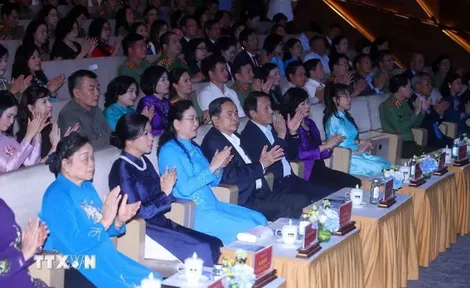 Chủ tịch Quốc hội Trần Thanh Mẫn dự chương trình "Kết nối yêu thương" chung tay hỗ trợ phụ nữ, trẻ em khó khăn