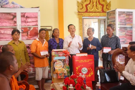 Thăm, chúc mừng lễ Sene Dolta tại Tân Thạnh, Long Phú