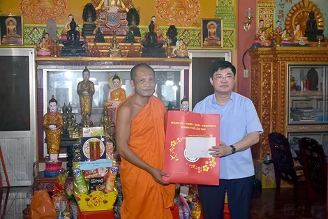 Lãnh đạo TP Cần Thơ thăm, chúc mừng lễ Sene Dolta tại xã Mỹ Tú và Mỹ Hương