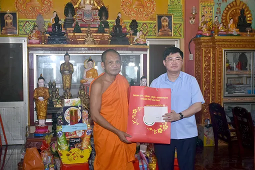 Lãnh đạo TP Cần Thơ thăm, chúc mừng lễ Sene Dolta tại xã Mỹ Tú và Mỹ Hương