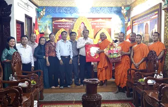 Đoàn công tác TP Cần Thơ chúc mừng đồng bào Khmer nhân dịp Lễ Sene Dolta